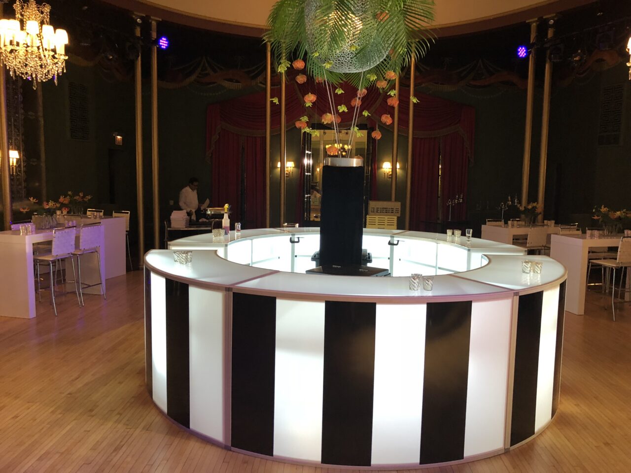 Trade Show Drayage: How Furniture Choices Cut Material Handling Fees 3 12ft round LED bar with acrylic panels, a lightweight alternative to a wood bar for trade show furniture rental